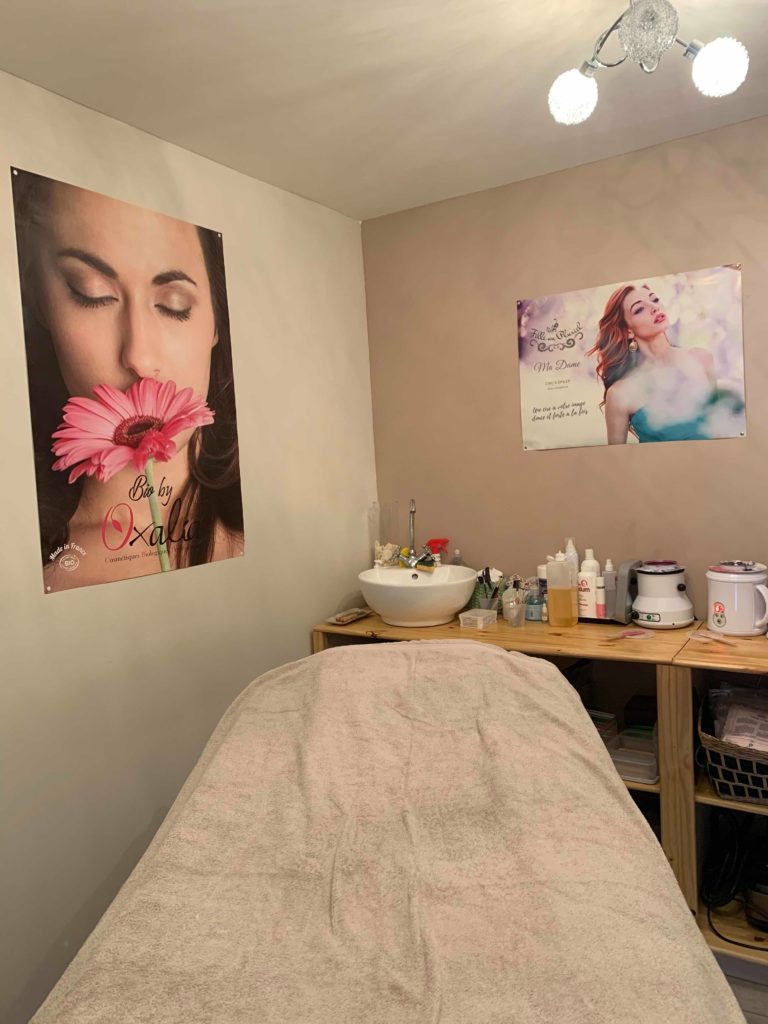 Photographie de la salle de soin, massage, épilation du salon de beauté bio à coucouron